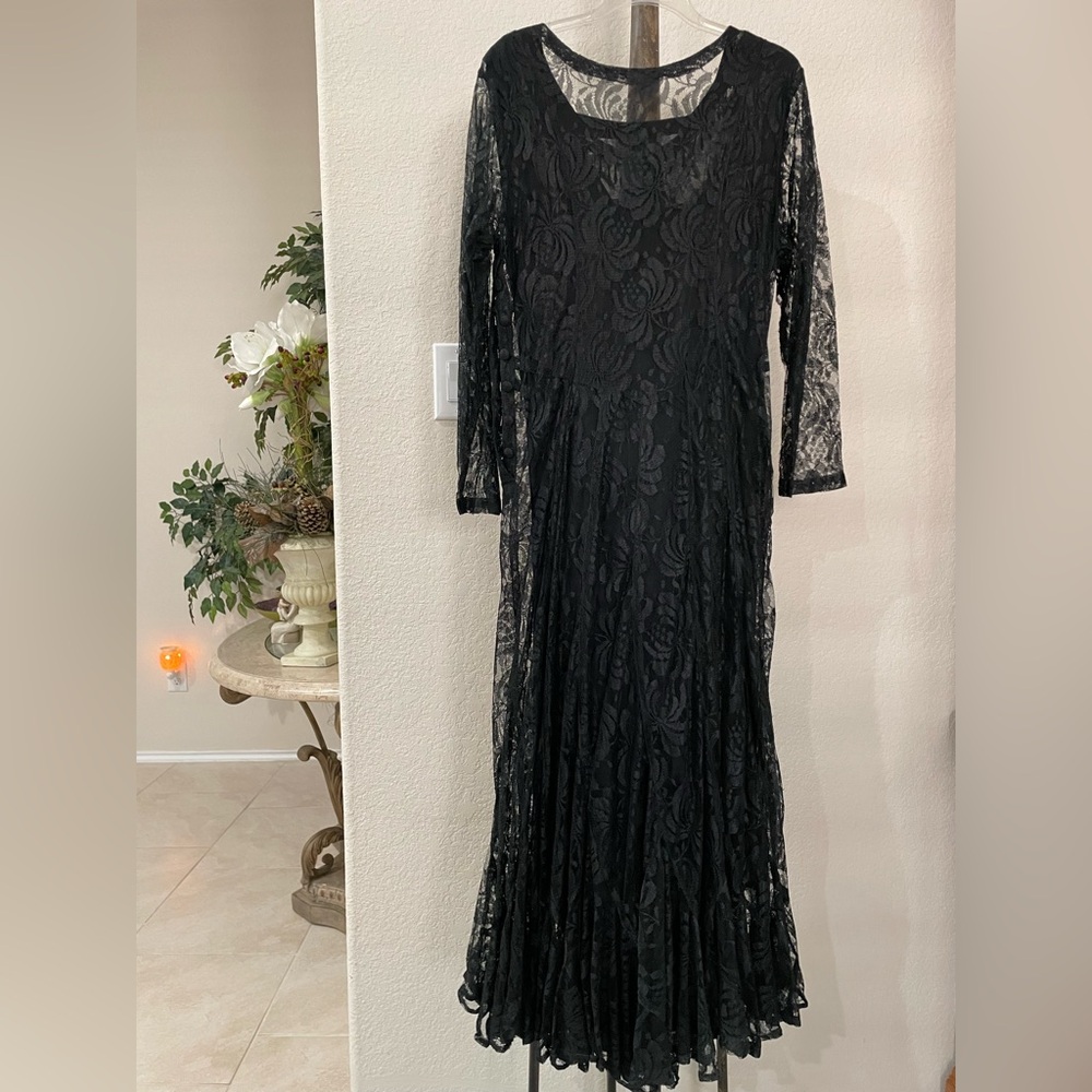 NWOT Elegant Beaded Melissa Black Long Sleeve Lace Gown side covered button SZ M